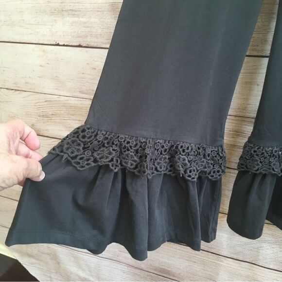 MATILDA JANE BIG RUFFLE CAPRI TRAIL RUNNER PANTS IN GRAY - Picture 4 of 8